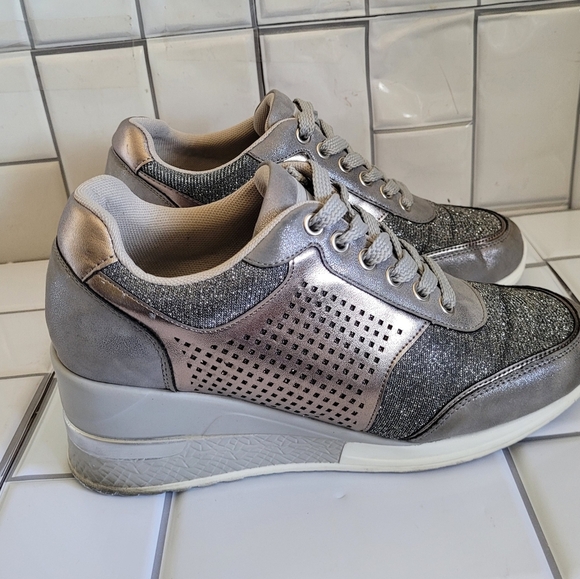 CESTFINI Womens Gray Metallic Wedge Heel Fashion Sneaker 2 in Heel - Picture 3 of 10